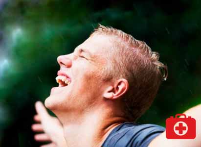 Радостный мужчина с закрытыми глазами